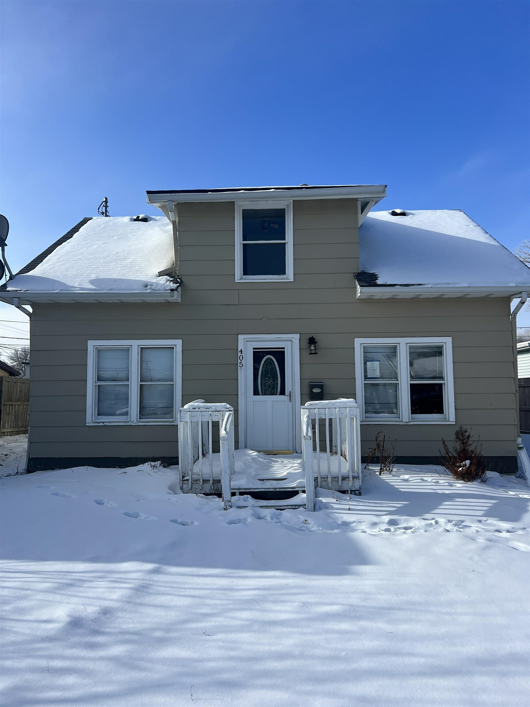 Property Photo:  405 NW 18th St  ND 58703 