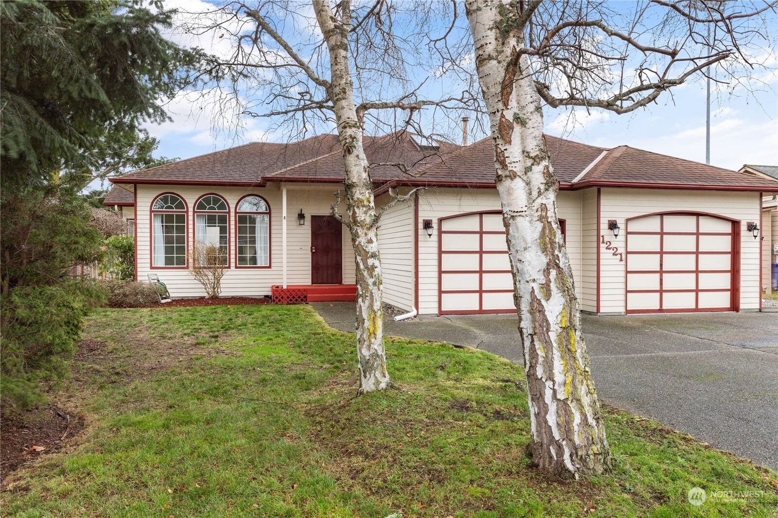 Property Photo:  1221 NW 5th Avenue  WA 98277 