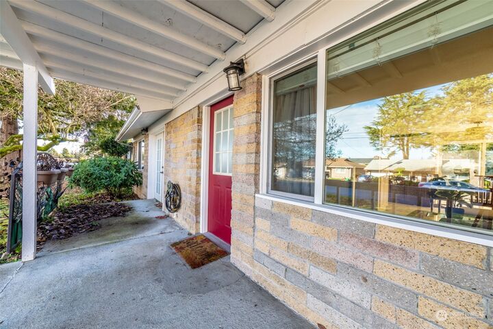 Property Photo: 6209 S 118th Place WA 98178