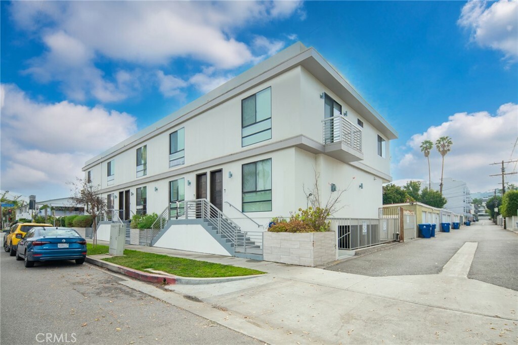 Property Photo:  4485 Hazeltine Avenue 2  CA 91423 