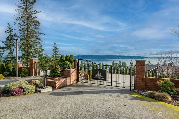 Property Photo: 2052 Saratoga View Way WA 98277