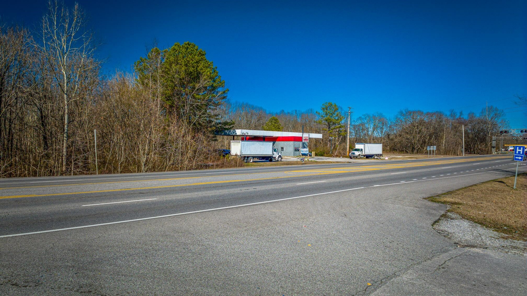 Property Photo:  826 Cox Creek Parkway  AL 35631 - FLORENCE 