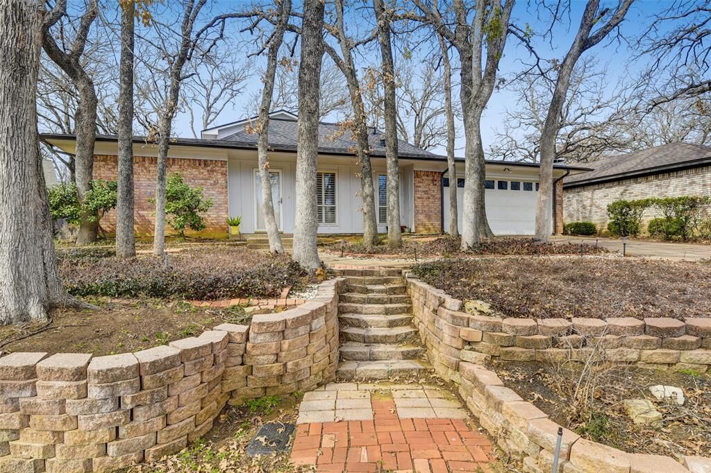Property Photo: 2310 Chimney Court TX 76016