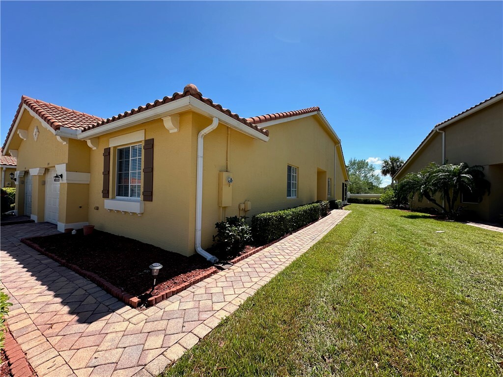 6305 Oxford Circle 104D  Vero Beach FL 32966 photo