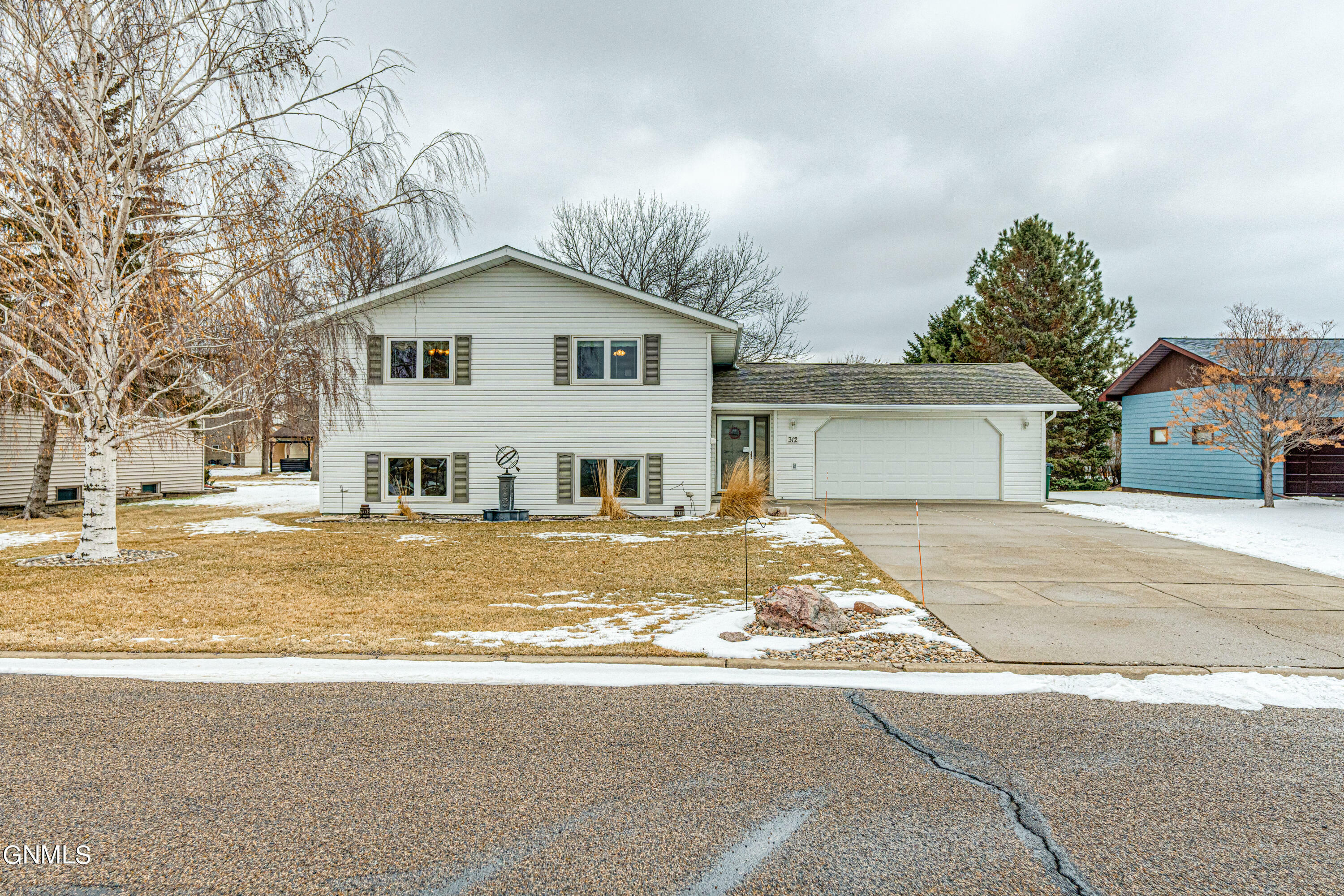 Property Photo:  312 7 Avenue NW  ND 58545 