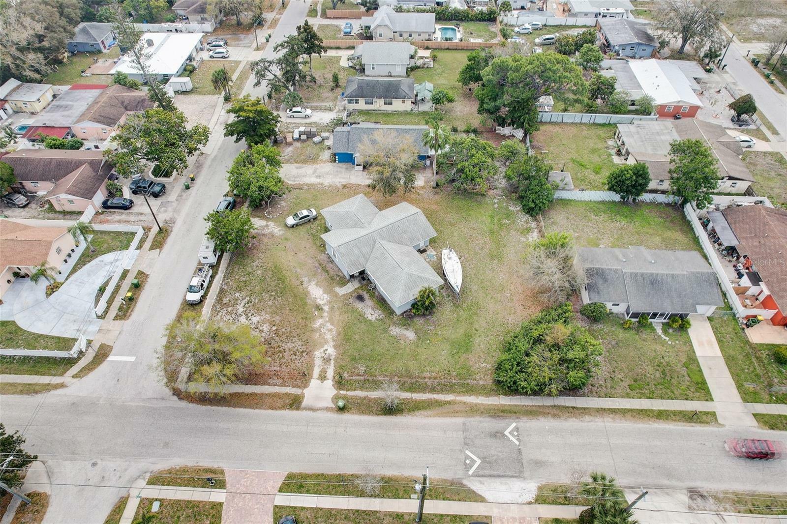 Property Photo:  733 Tarpon Avenue  FL 34237 