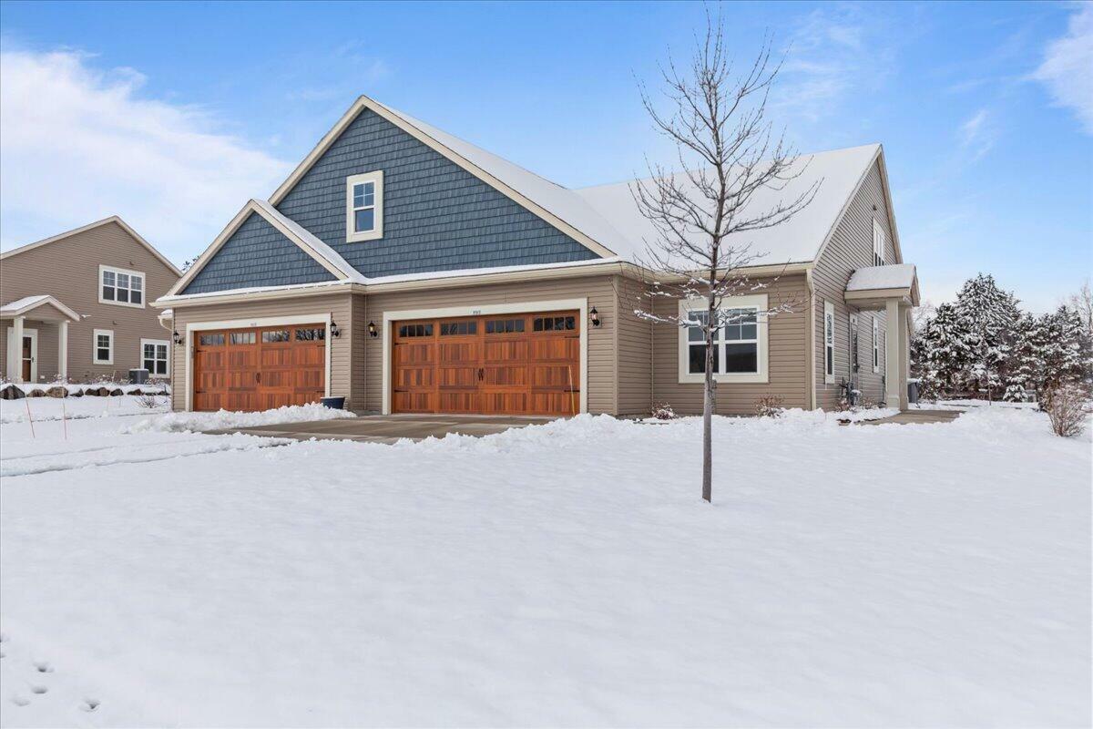 Property Photo:  850 Bridlewood Dr  WI 53027 