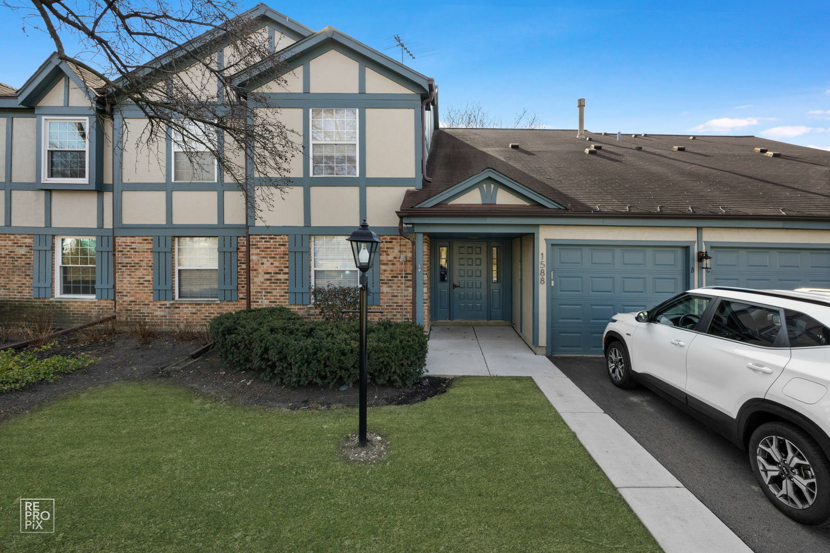 Property Photo: 1588 Burr Oak Court B IL 60187