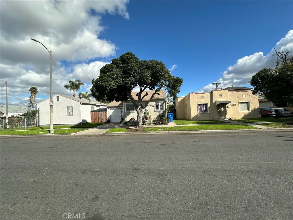 Property Photo:  10904 S Spring Street  CA 90061 