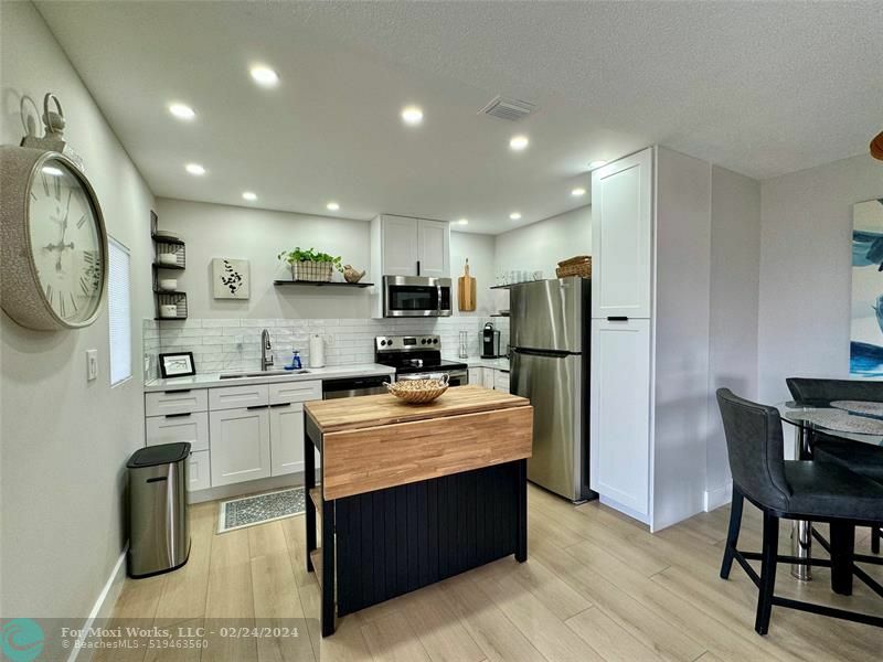 Property Photo:  3201 NE 29th St  FL 33308 