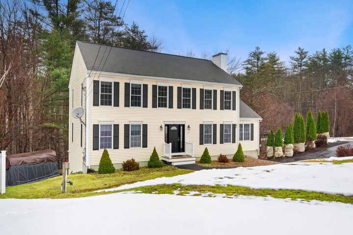 Property Photo:  5 Foxmoor Circle  NH 03055 