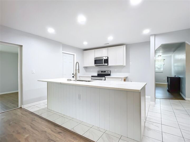 Property Photo:  407 E Oakwood Avenue  FL 32763 