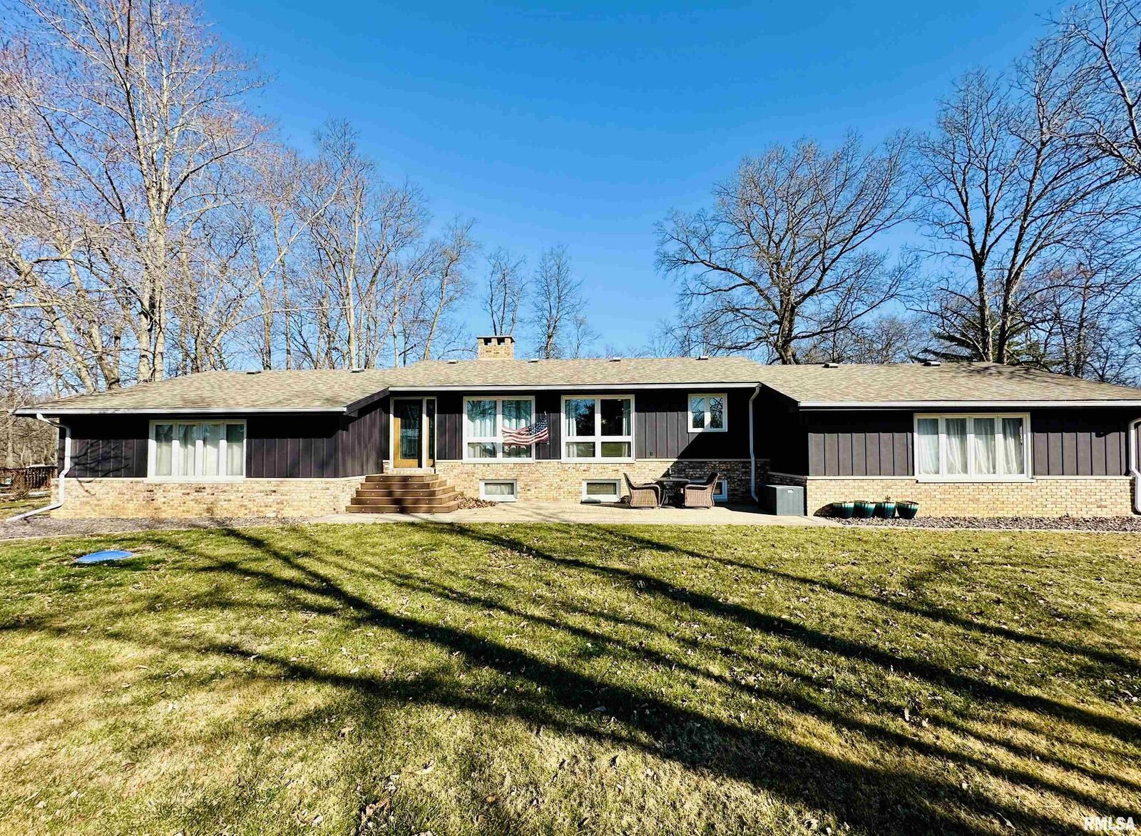 Property Photo:  1054 Hickory Knoll  IL 61401 