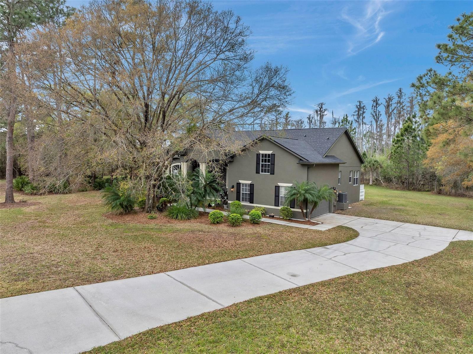 Property Photo:  8111 Woodleaf Boulevard  FL 33544 