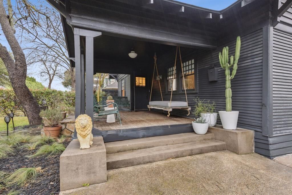 Property Photo:  804 Haines Avenue  TX 75208 