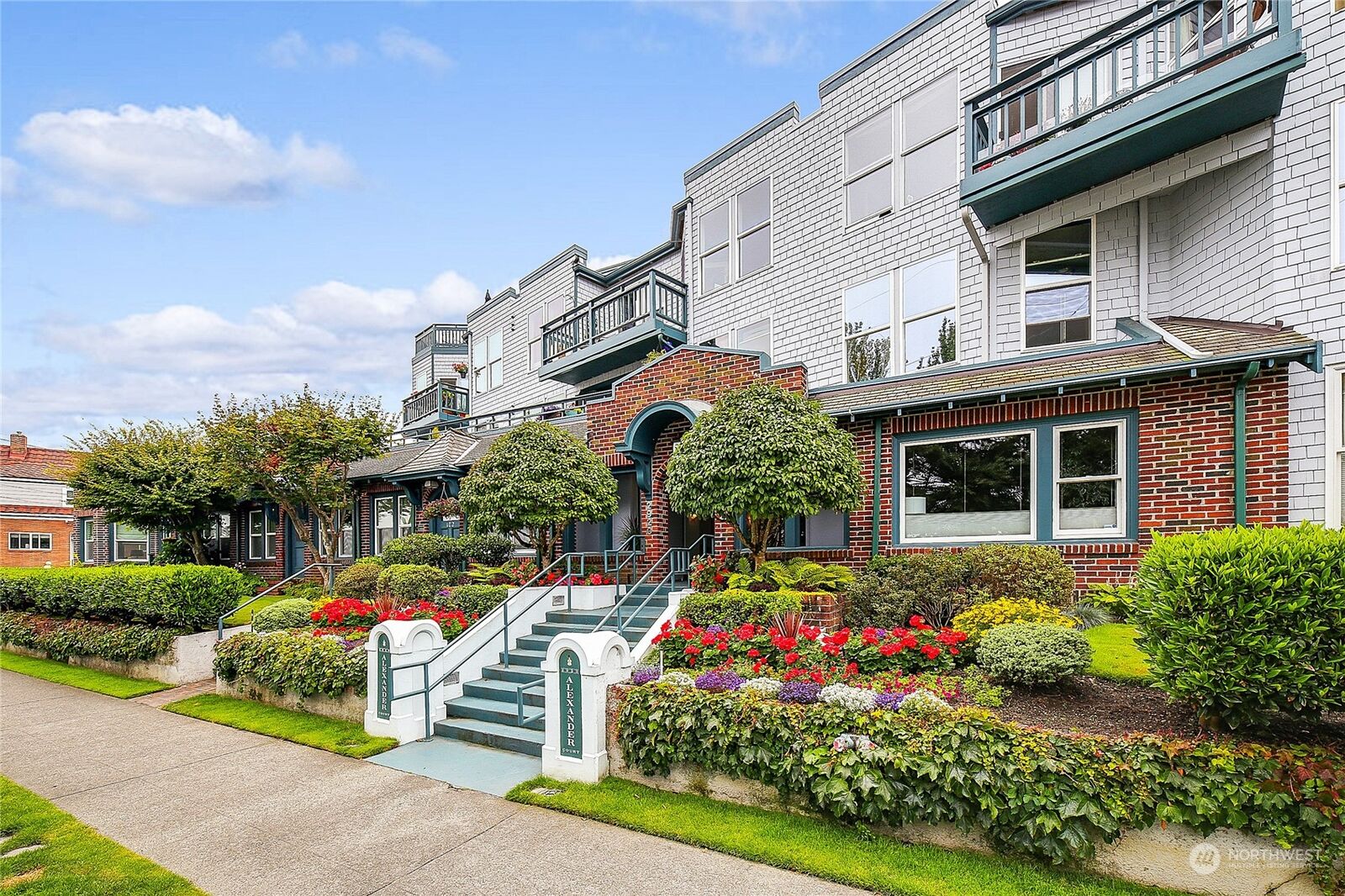 Property Photo:  2920 Alki Avenue SW 410  WA 98116 