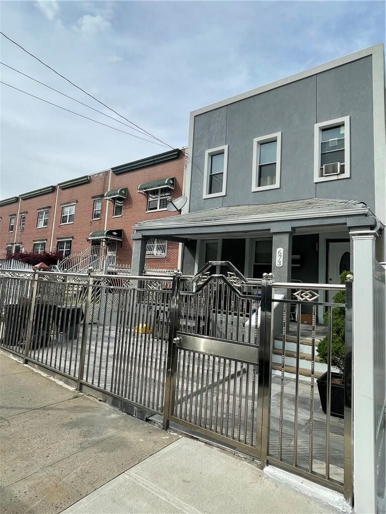 Property Photo:  673 Oakland Place  NY 10457 