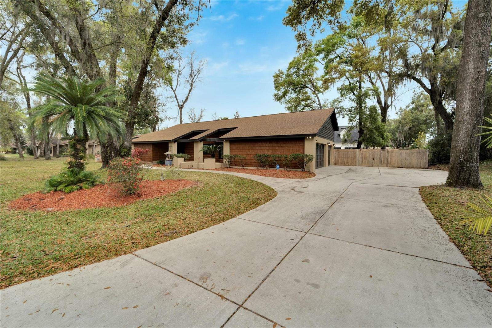 Property Photo:  918 River Rapids Avenue  FL 33511 