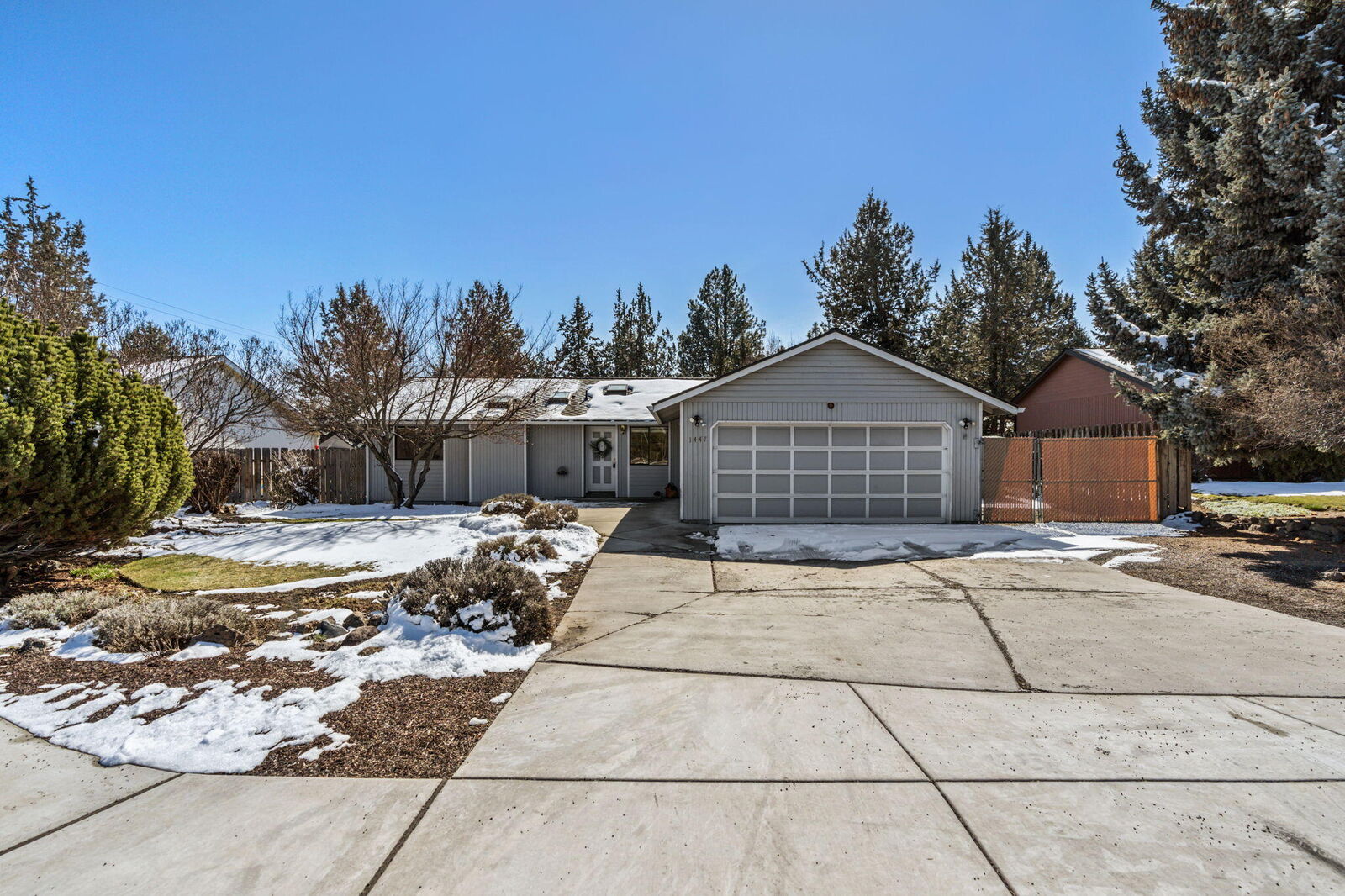 Property Photo:  1447 SE Wilson Avenue  OR 97702 