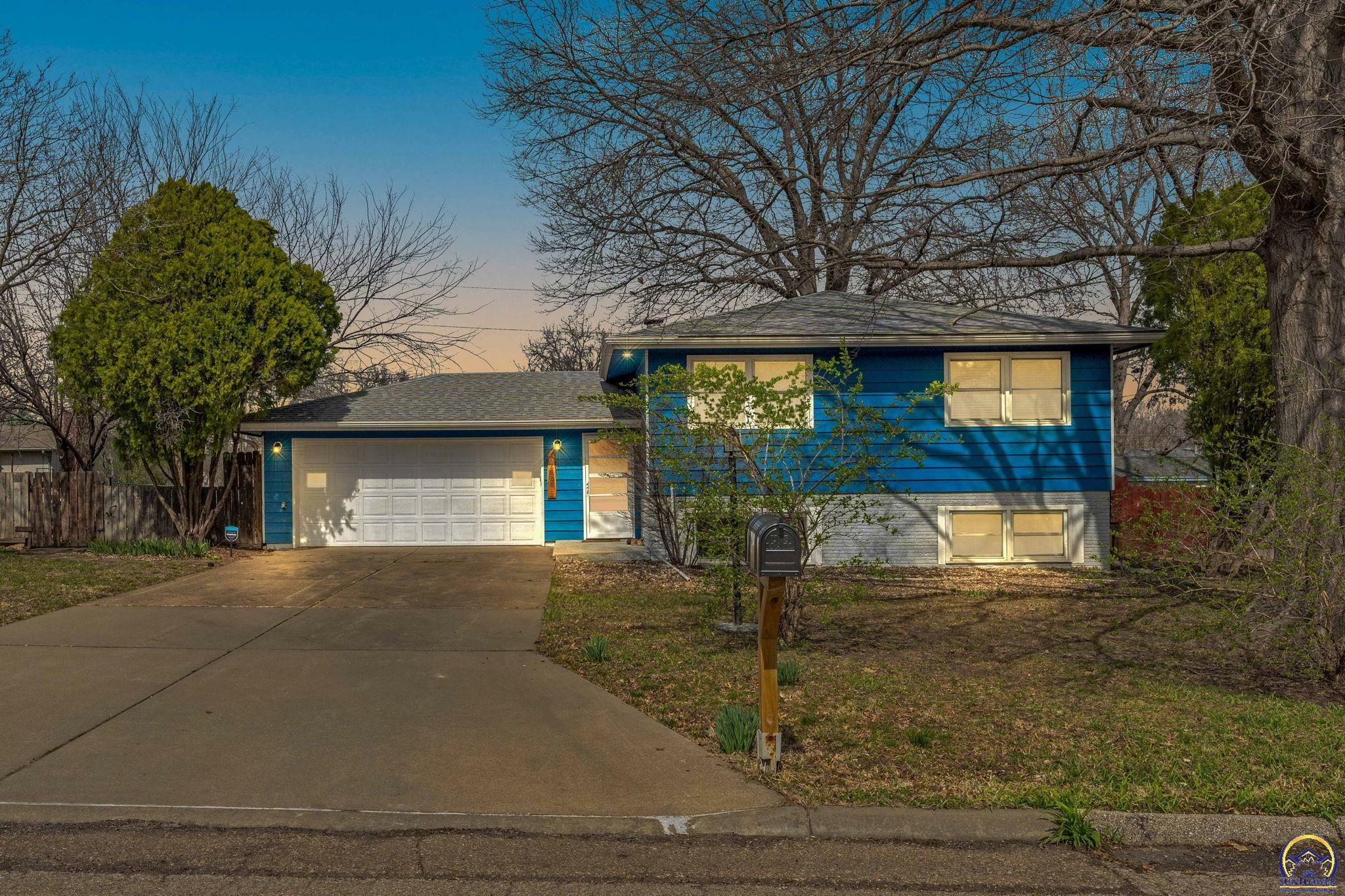 Property Photo:  2626 SE 33rd Ter  KS 66605 