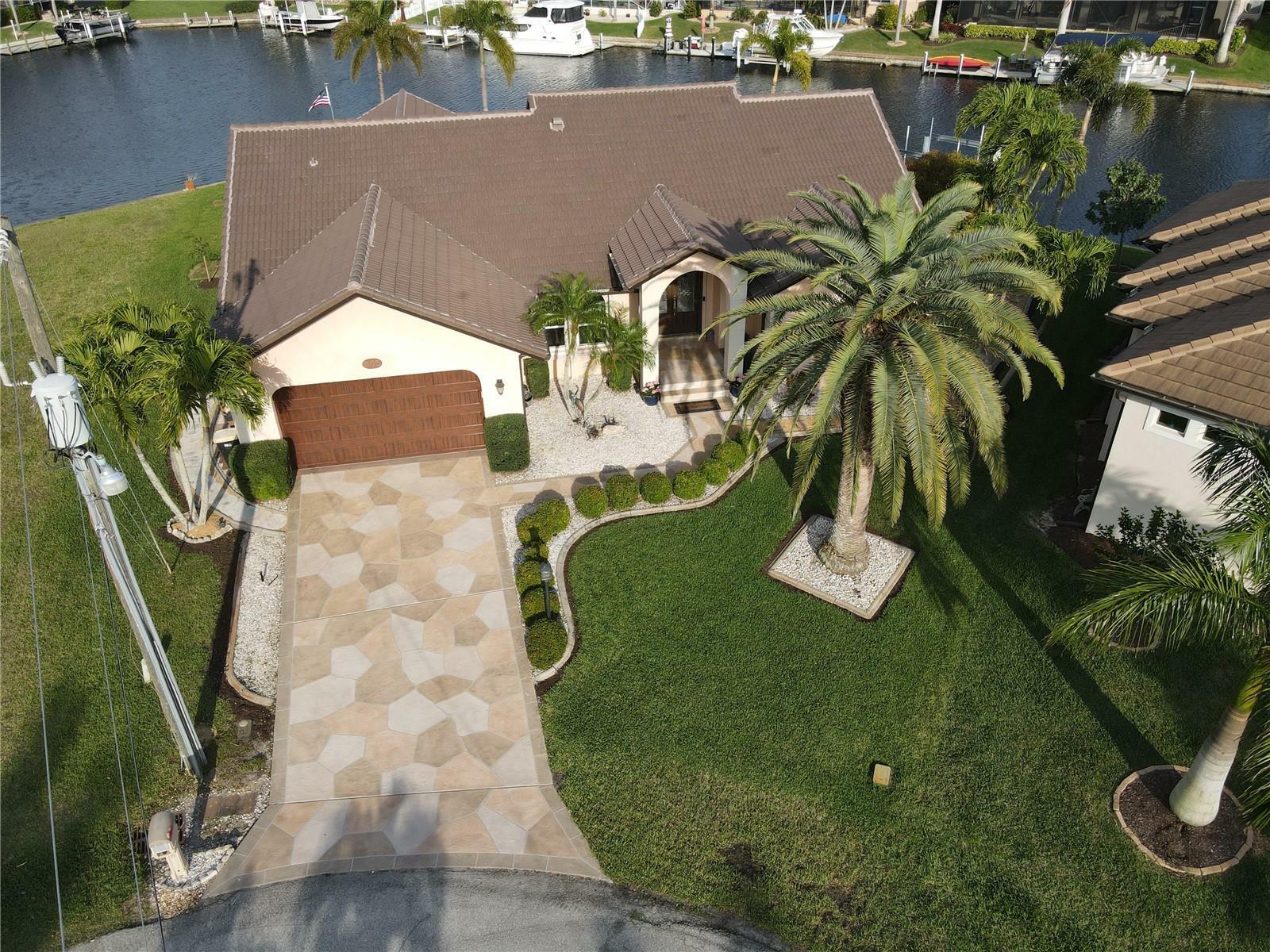 Property Photo:  605 Candia Court  FL 33950 