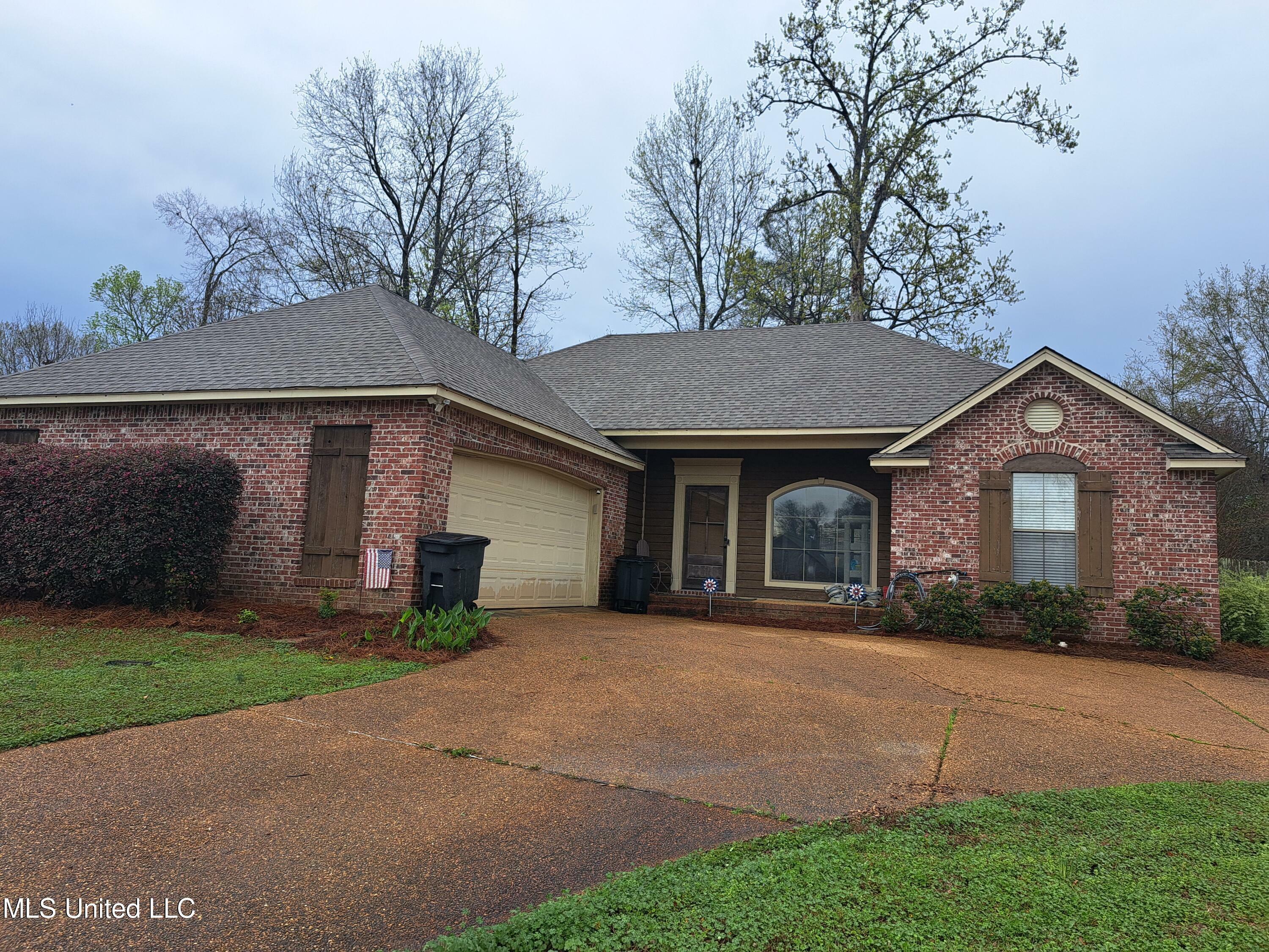 Property Photo:  402 Pinebrook Circle  MS 39047 