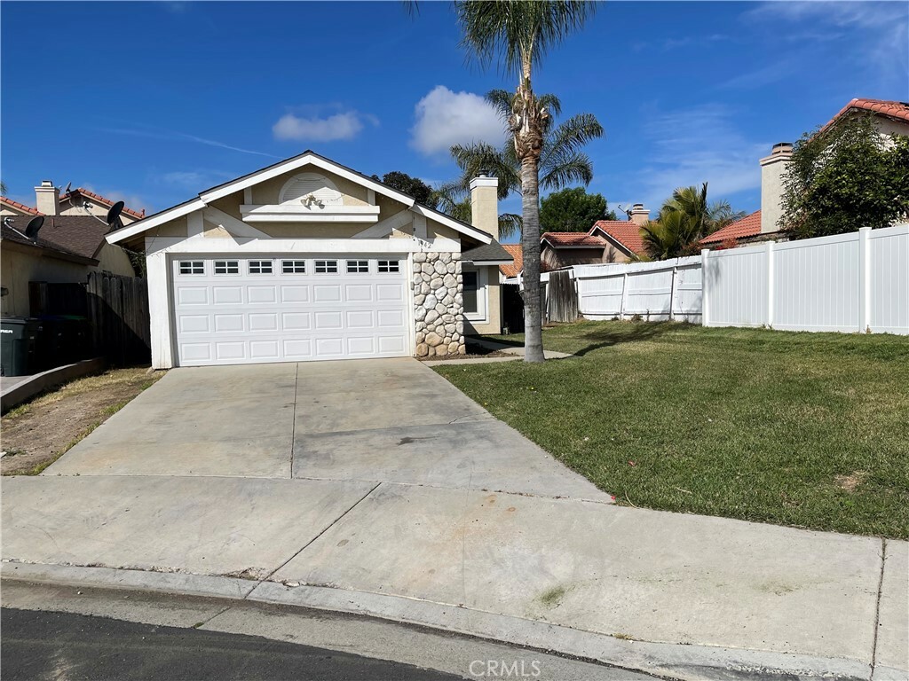 Property Photo:  1942 Windward Court  CA 92571 