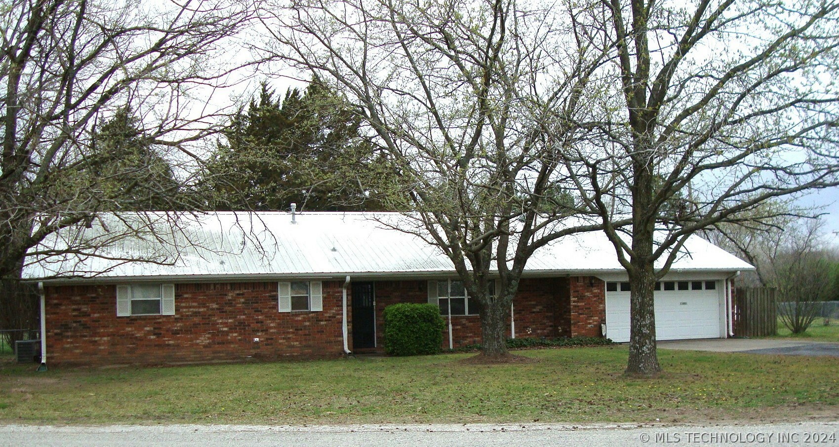 Property Photo:  15001 N 253 Road  OK 74447 