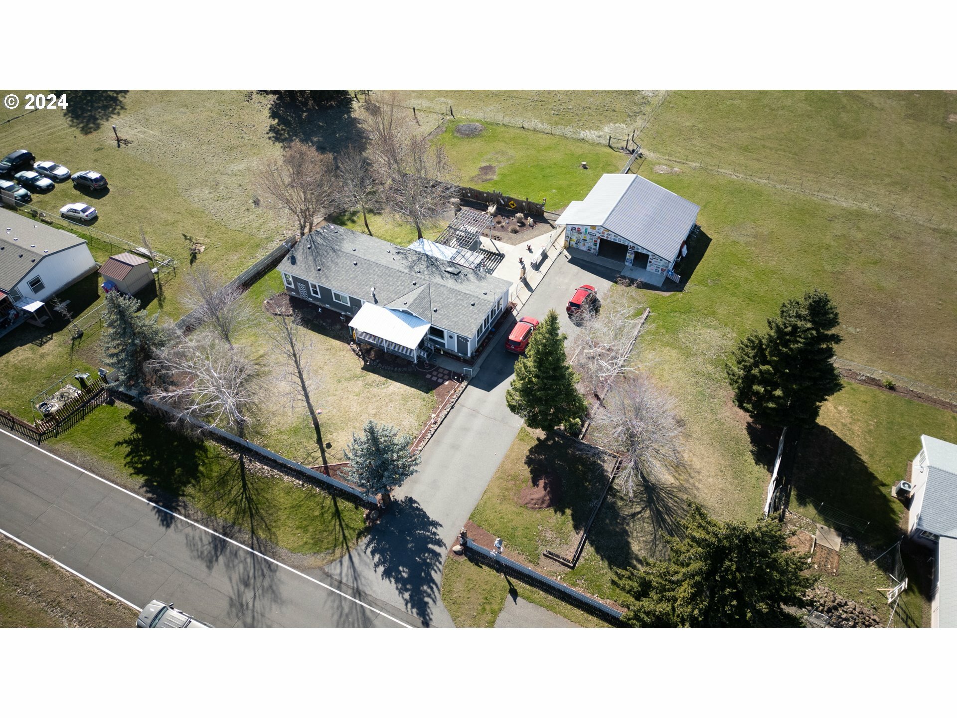 Property Photo:  921 N Grant St  WA 98620 