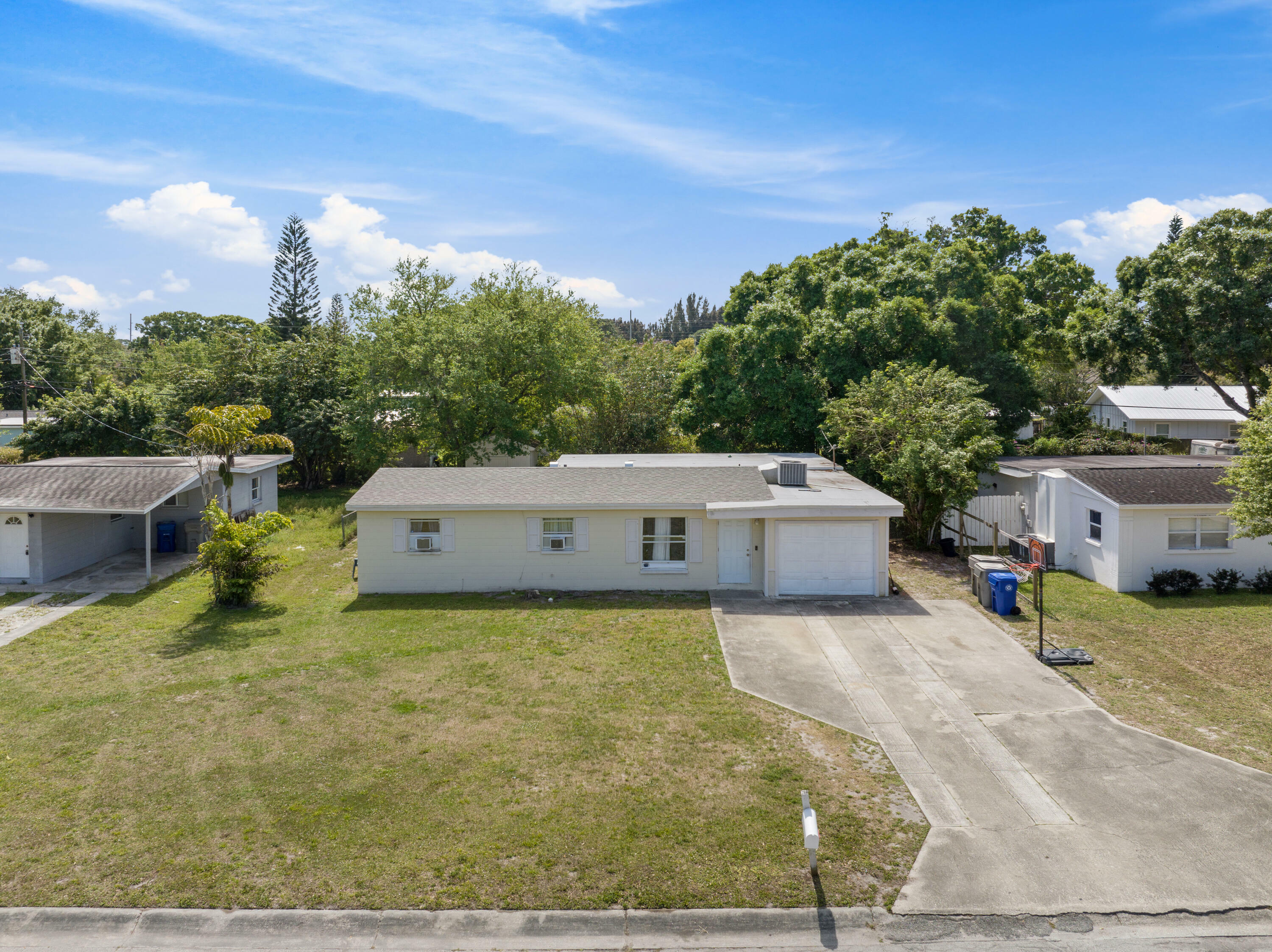 Property Photo:  2543 2nd Street SW  FL 32962 