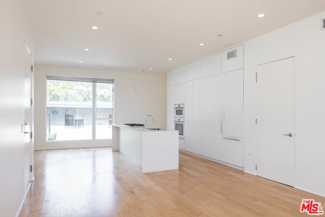 Property Photo:  935  N San Vicente Blvd 4  CA 90069 