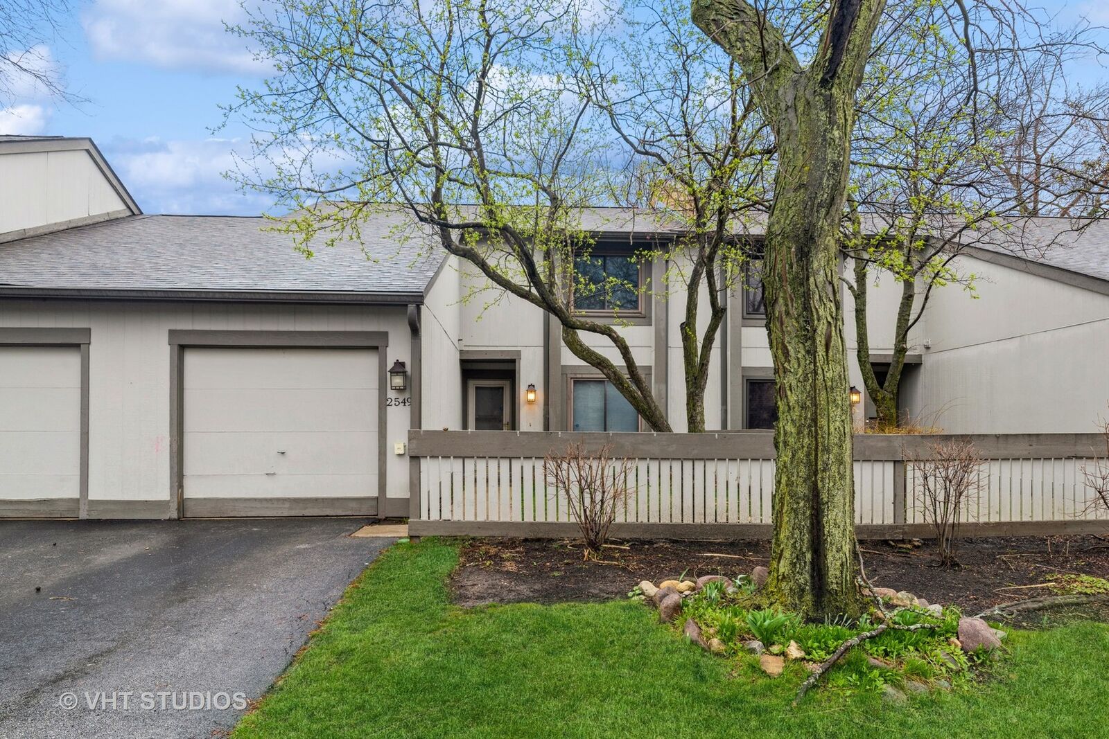 Property Photo: 2549 Yarrow Lane IL 60008