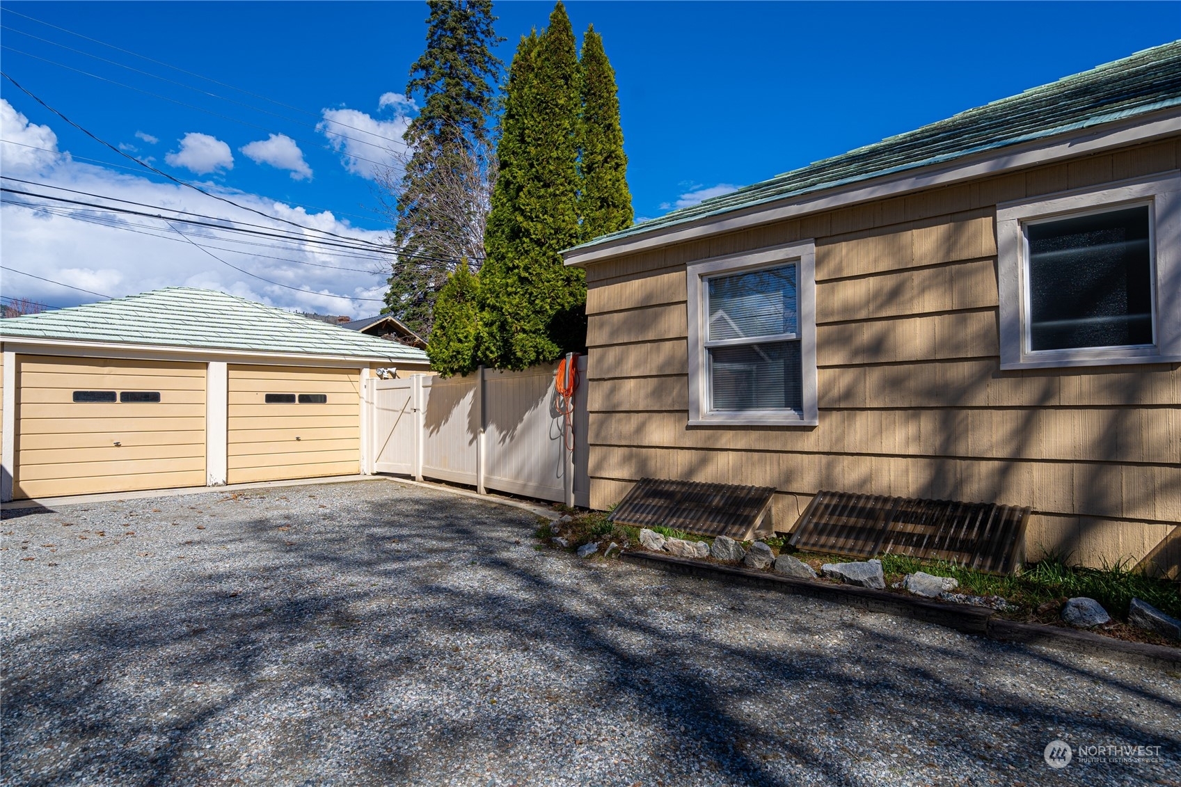 Property Photo:  427 E Wapato Avenue  WA 98816 