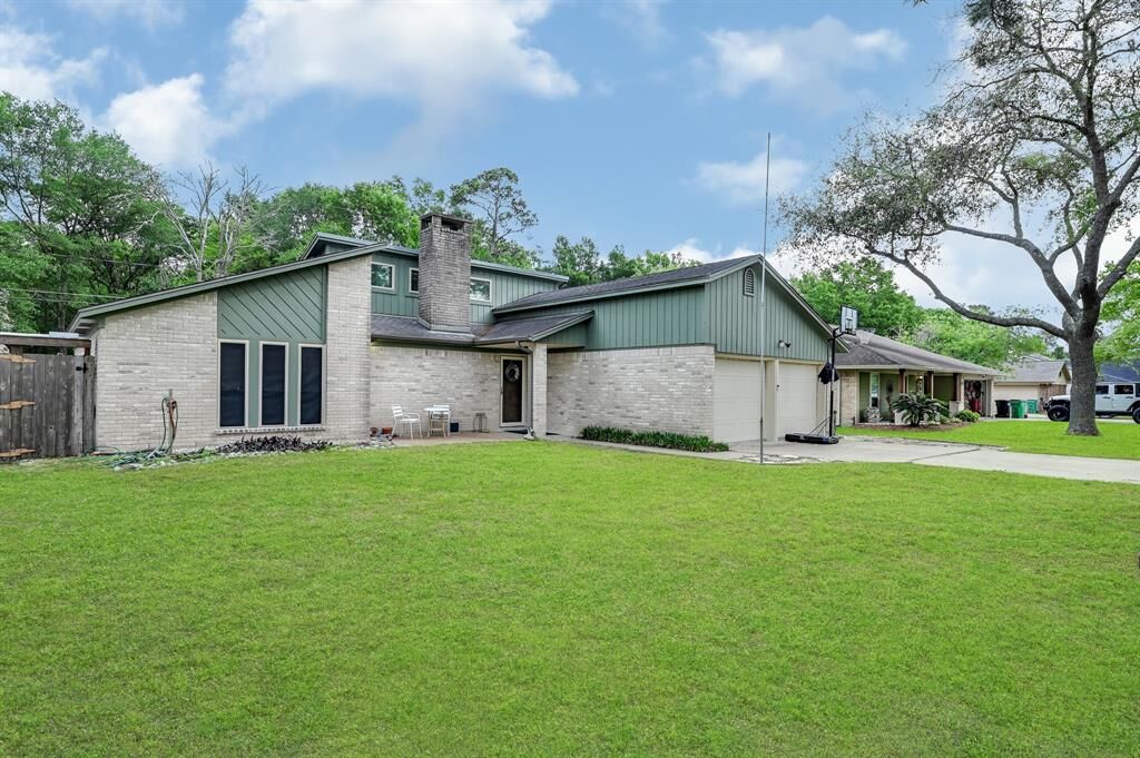 Property Photo:  9611 Forest Hollow Drive  TX 77521 