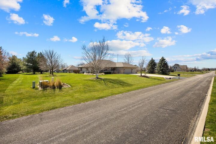 Home for sale in Mapleton 7908 W Thorngate Drive, Mapleton, IL 61547