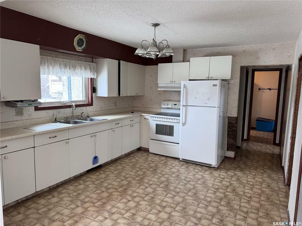 Property Photo:  724 St Annes Avenue  SK S0K 0S0 