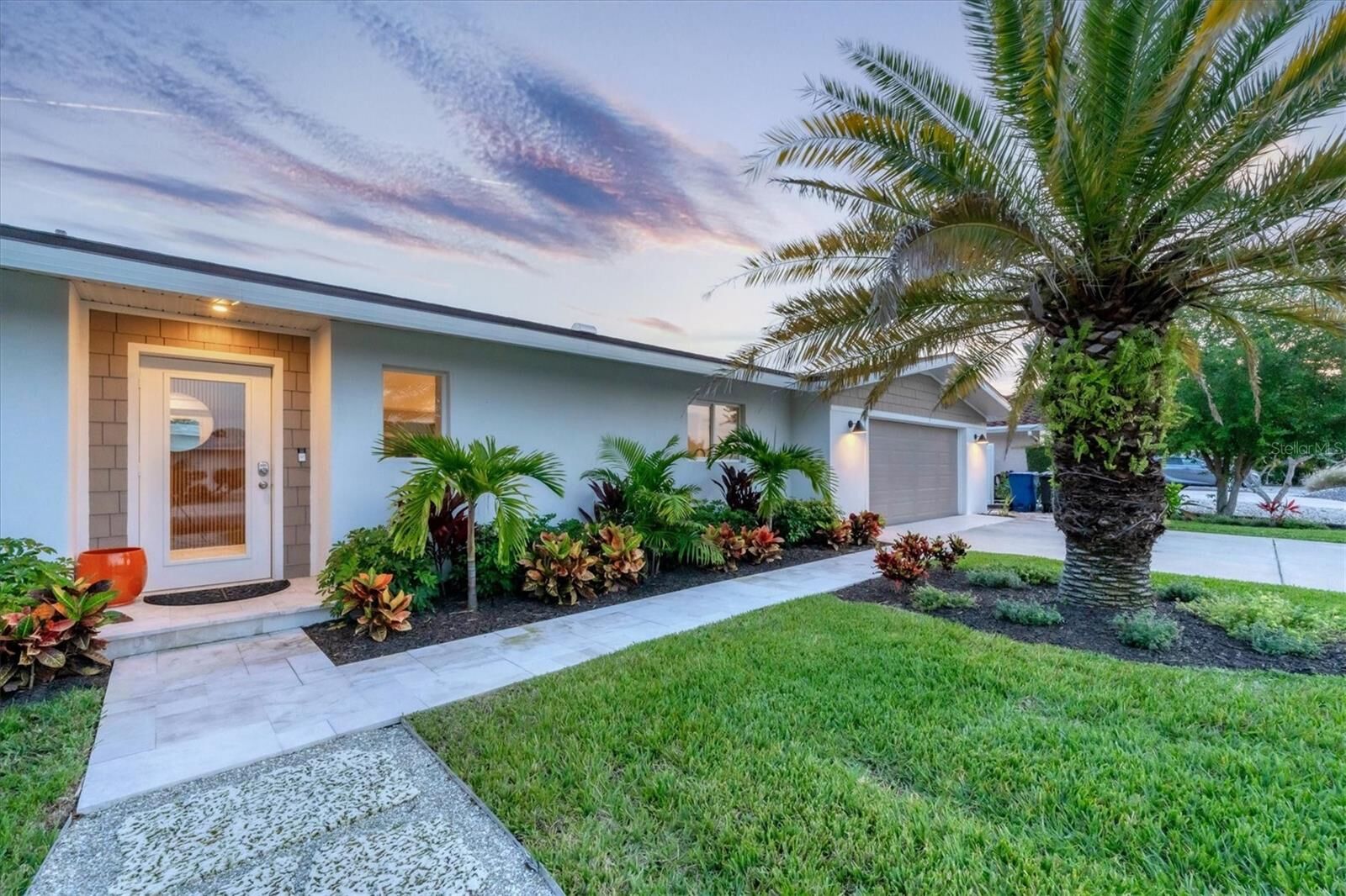 Property Photo:  10115 Kingfisher Road E  FL 34209 