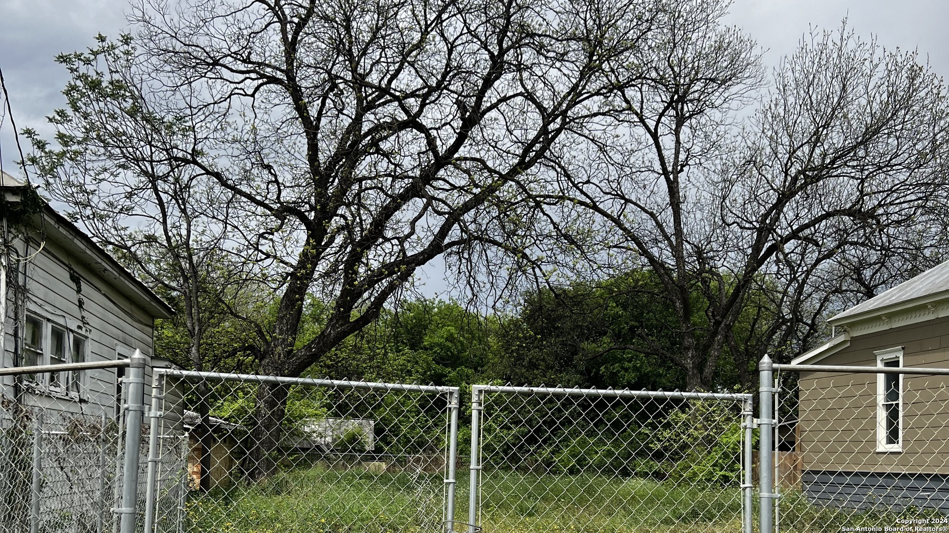 Property Photo:  2415 S Flores St.  TX 78204 