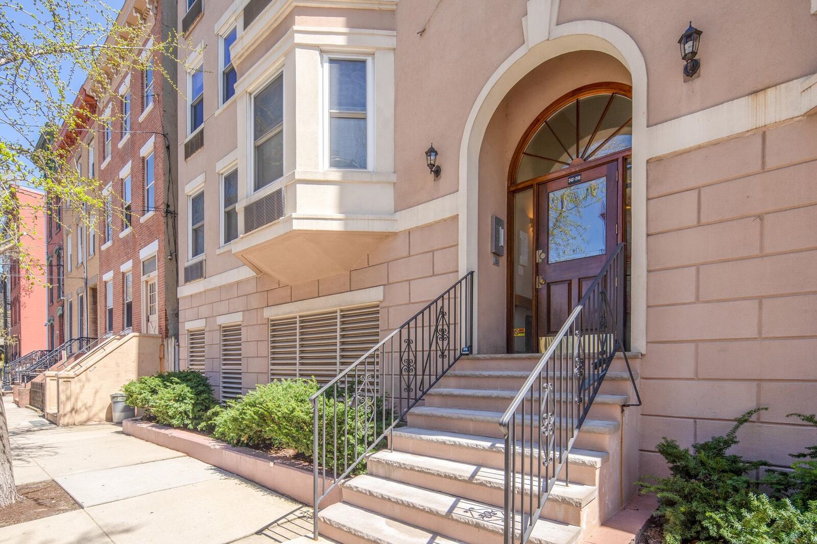 Property Photo:  242 Barrow St 1F  NJ 07302 