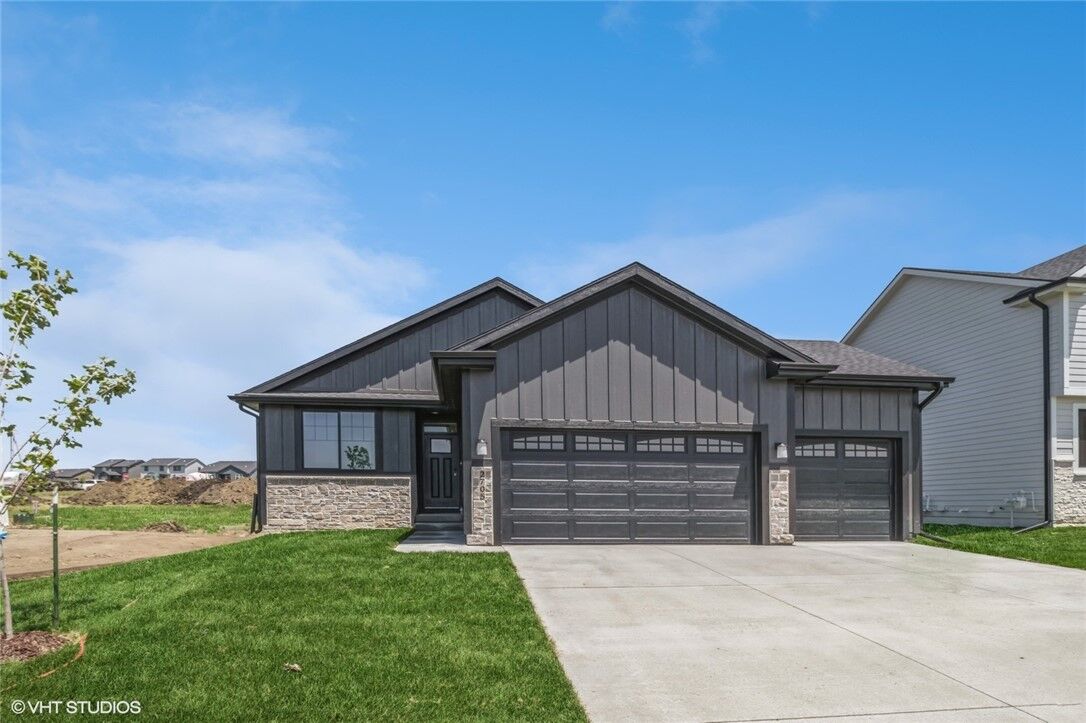 Property Photo:  2705 SE Florence Drive  IA 50263 