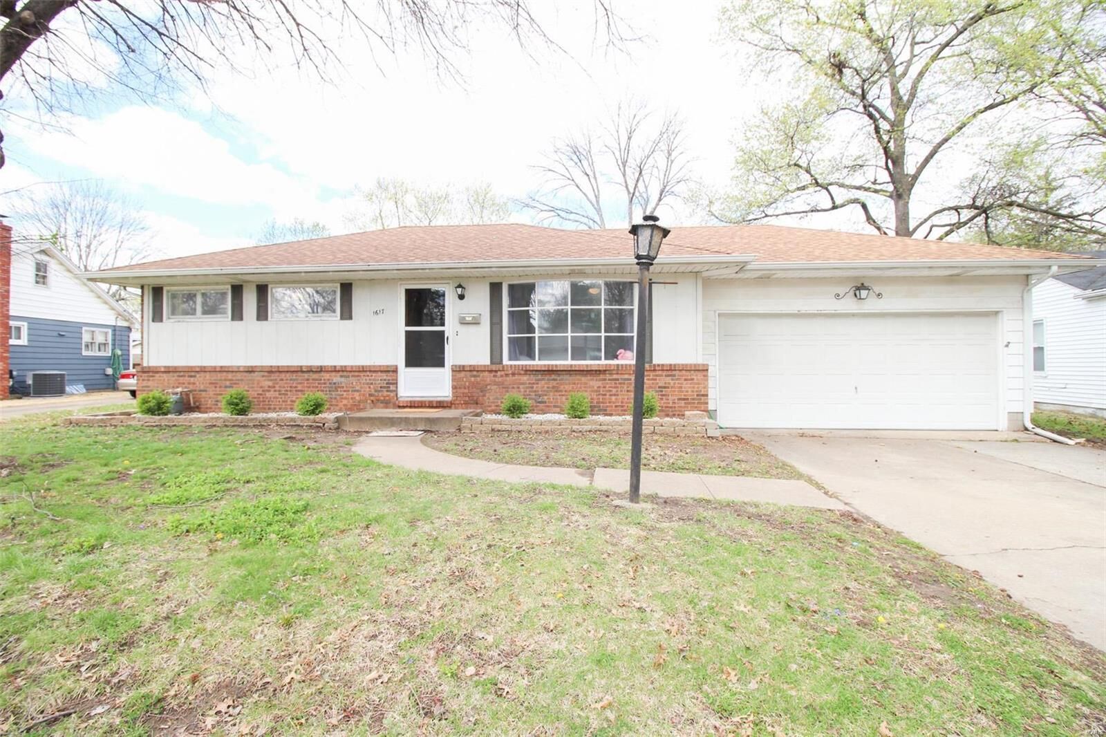 Property Photo:  1617 Lindell Boulevard  IL 62040 