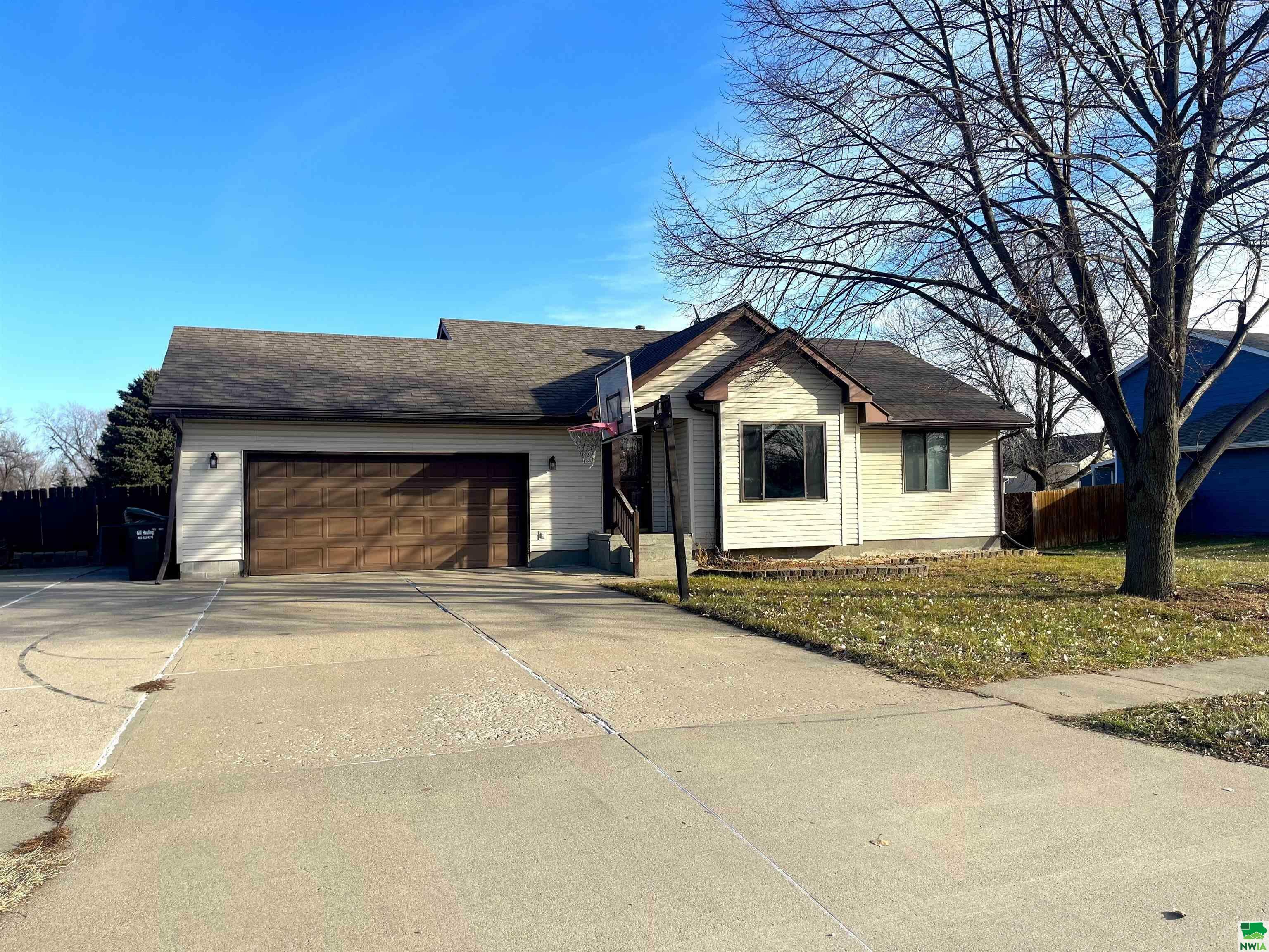 Property Photo:  604 Lakeshore Dr  SD 57049 