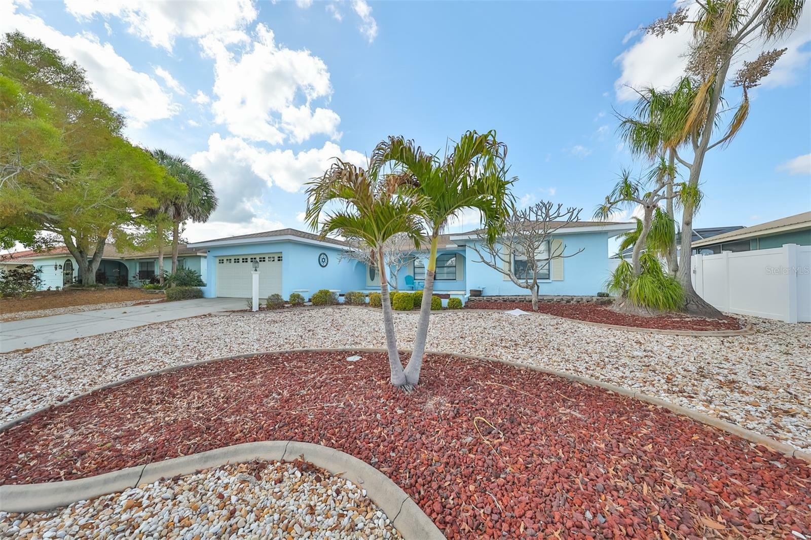 Property Photo:  909 Birdie Way  FL 33572 