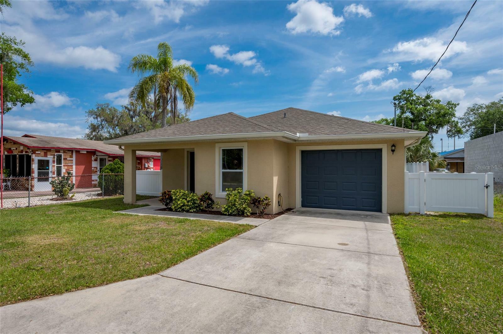 Property Photo:  1047 N New York Avenue  FL 33805 