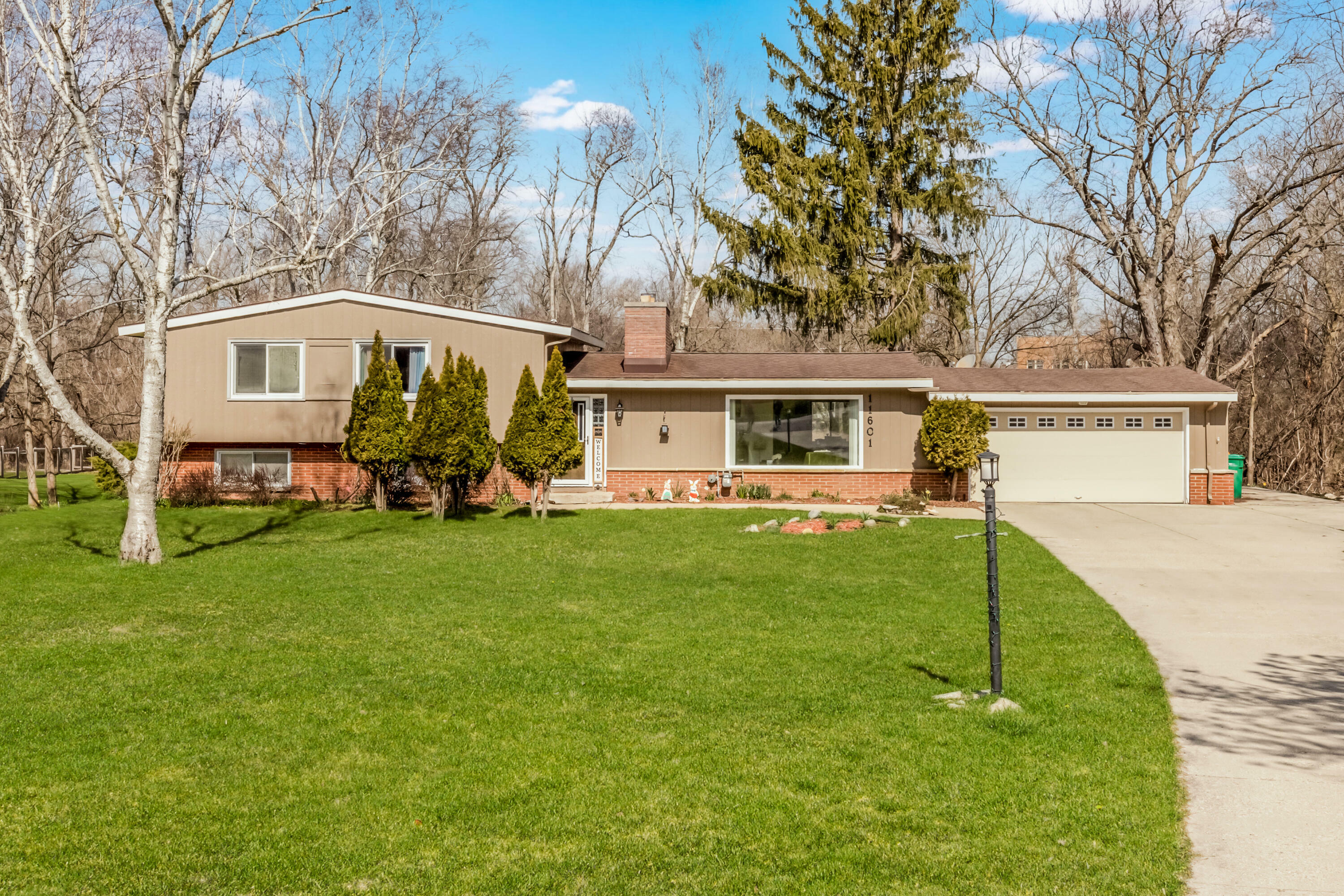Property Photo:  11601 N Parkview Dr  WI 53092 