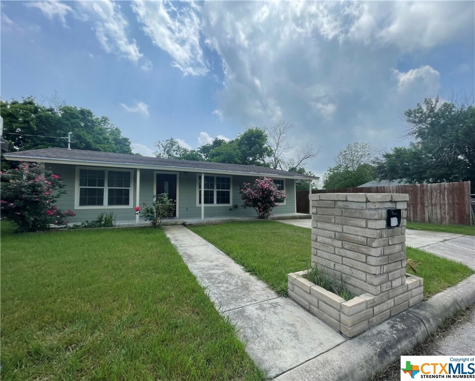 Property Photo:  401 Mesquite Street  TX 78155 