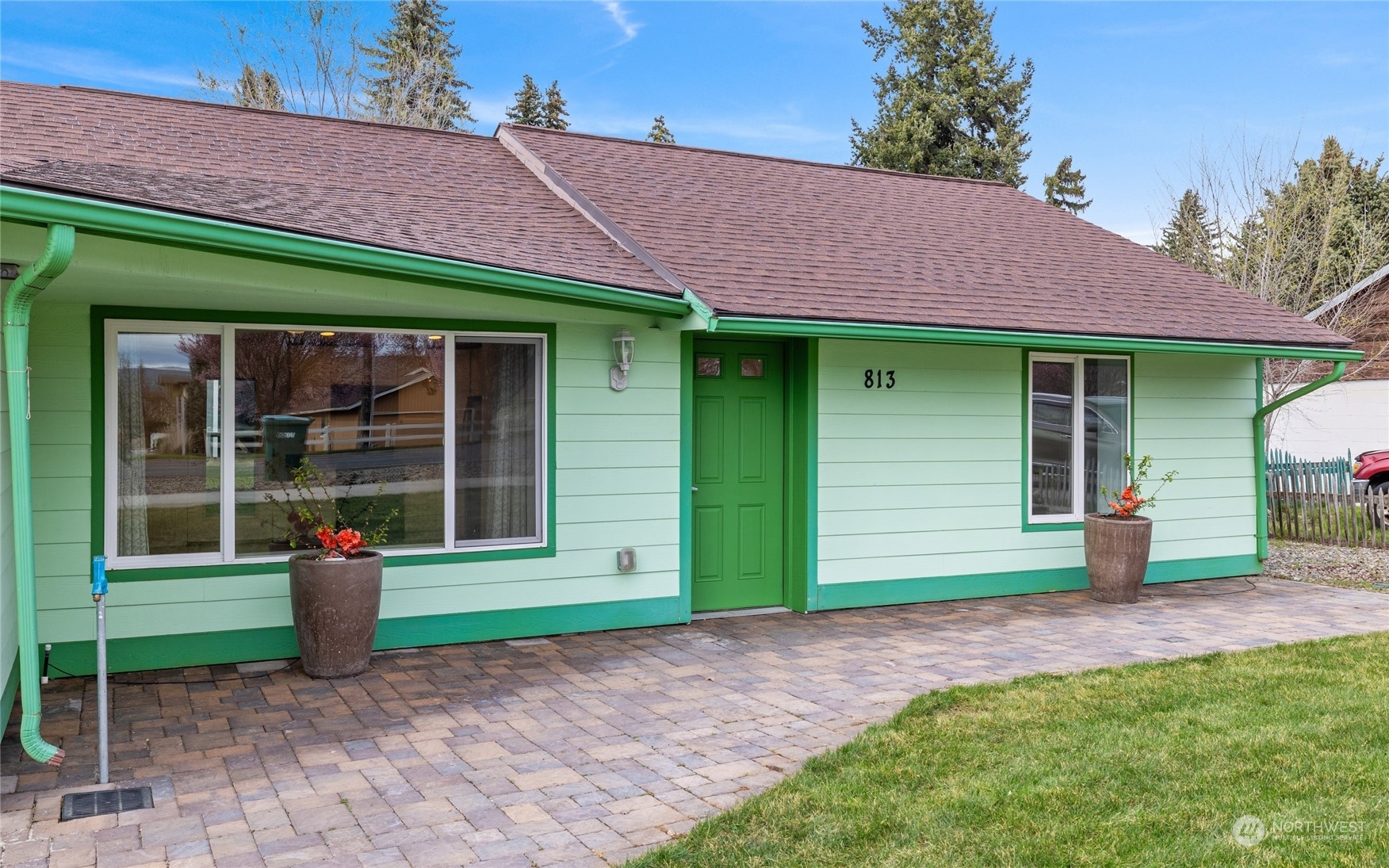 Property Photo:  813 E Mountain View Avenue  WA 98926 