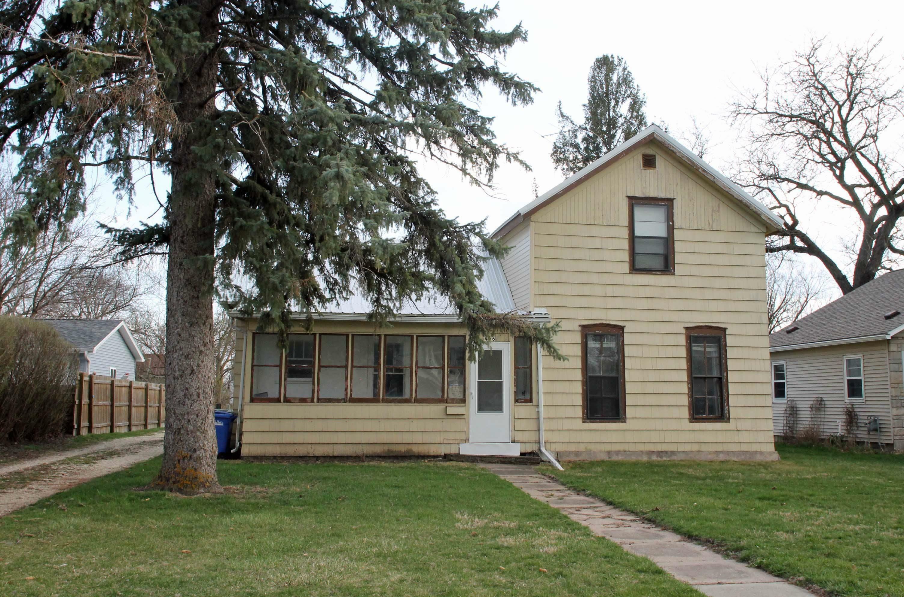 Property Photo:  906 E Bremer Avenue  IA 50677 