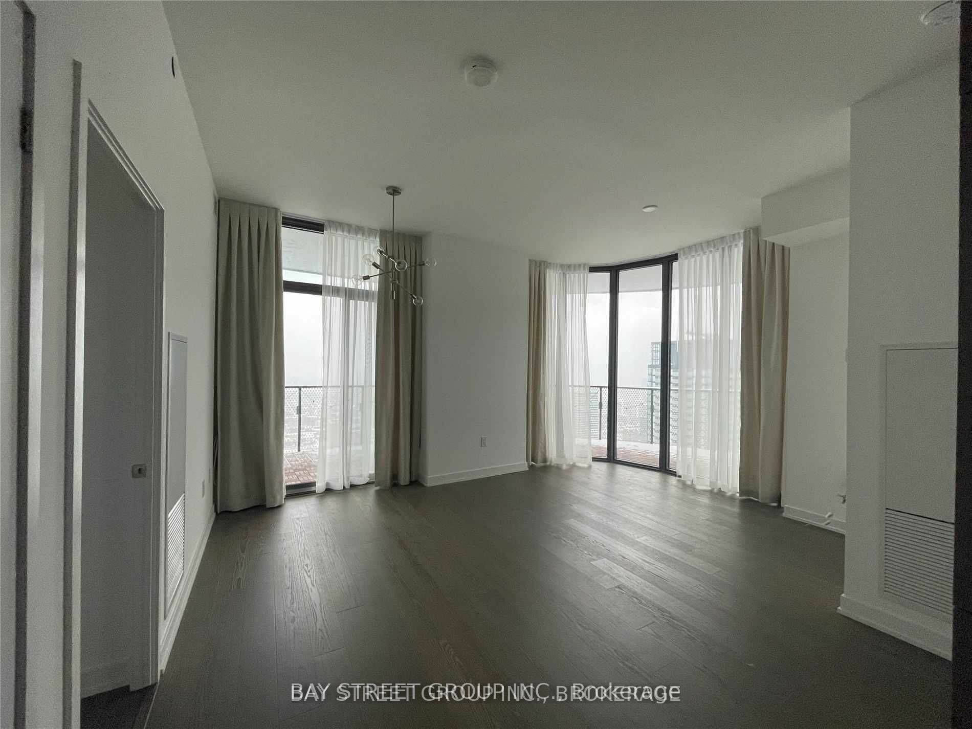 Property Photo:  11 Wellesley St W 5102  ON M4Y 0G4 