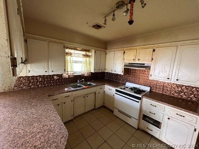 Property Photo:  1101 NW 9th Street  OK 74462 